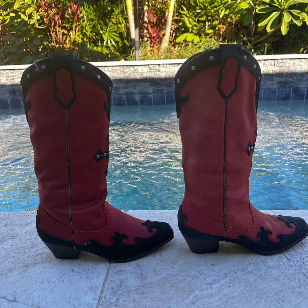 Red and Black Western Boots with Cross Design - Picture 4 of 5